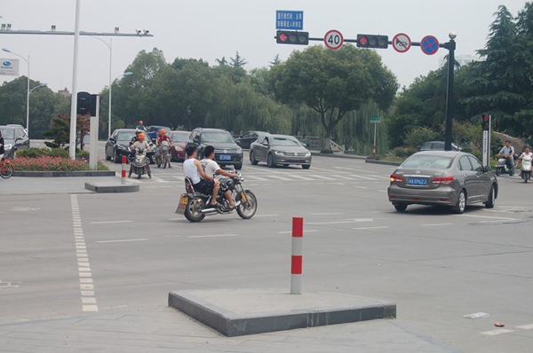 摩托车驾驶员没带头盔,交警叫到了因为没有听