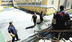 ����ѧ�����ȿ�ǽ���һ����ǹɱ(��ͼ)