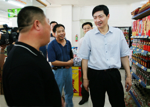 昨天上午,县领导唐中祥,叶海珍,凌建荣带领供销等部门负责人深入到