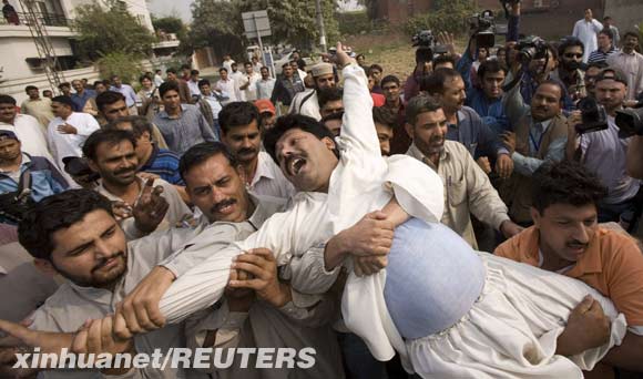 11��13�գ��ڰͻ�˹̹�����������϶�����ǰ�����������е�֧������ʾ��ʱ�����¾���̧���ֳ����;������ճ�����ǧ�������Χ�������е�ס������ֹ������ӵ��쿪ʼ���׶���˹�������о����Ŀ��������϶����ڵ�������ʡ�����ƣ������Ѿ��򱴡����г�ʾ��Ϊ��7��ľ������ֹ���뿪ס�����뼯�ᡣ�»���/·͸