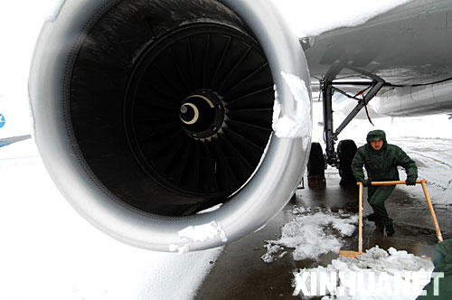 2��2�գ��㽭�����߷��ܶӺ��ݱ߼�վ��սʿ������ɻ��µĻ�ѩ��