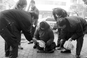 乞丐宁在街头不回救助站 见到民政干部就躲(图)