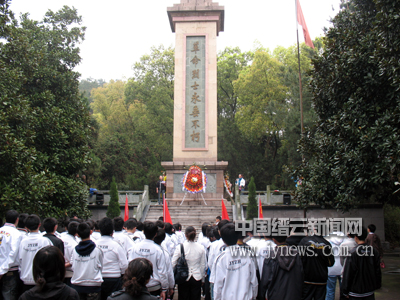 清明时节,金山烈士陵园也迎来一批又一批的扫墓人.