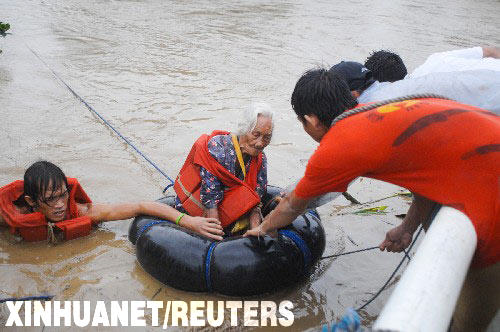 6��21�գ��ڷ��ɱ��в����������и�������Ԯ��Ա��һ���ϸ��˴Ӻ��оȳ���̨�硰����21���ش����ɱ�������ɽ���ɽ�廬�£�������������֣�һ������700���˵��ִ��������ϡ� �»���/·͸