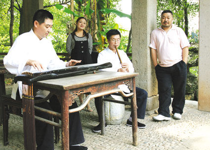 广陵琴师唐乃扬张大光来我县抚琴传艺