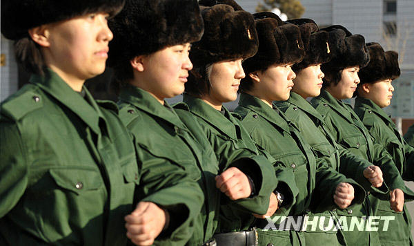 武警边防部队乌鲁木齐指挥学校的女大学生新兵在队列训练中(1月16