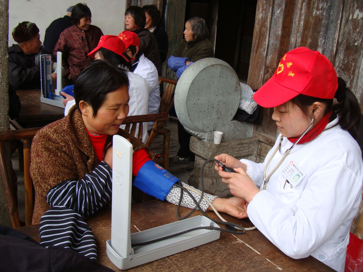 长乐镇青年志愿者积极开展学雷锋志愿服务活