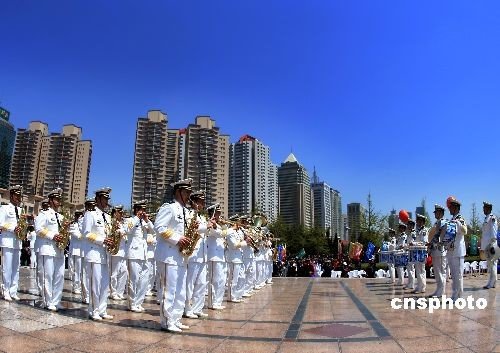 ��ף�й������ž���������60�������������4��21�����ൺ�����ġ��㳡���С����ֵĺ��󡱾��ֶ������ݳ�������������˹��ӡ�ȡ��������ϼ������������ý�ͧ�ֶӺ��й��������ֶӡ��������Ӿ��ֶӲμ��������ݳ��������緢�μ��� ��