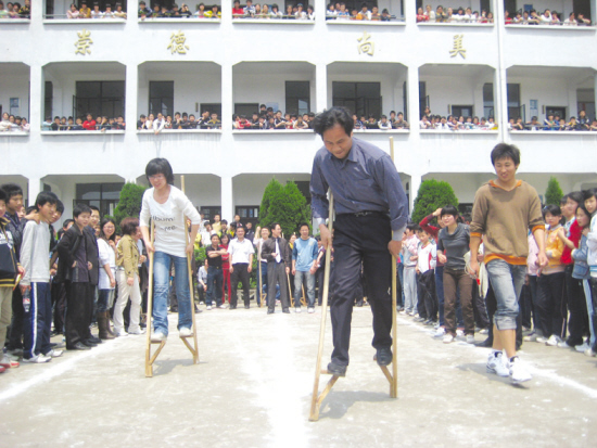 近日,三界镇中学举行了教师"踩高跷"比赛.