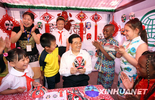 �ڡ���һ�����ʶ�ͯ�ڵ���֮�ʣ�5��31�գ��й���������ǡ�������ϯ�������ί��ϯ���������������г��������ݵع���ѧУ�����п�������С�����ǡ����Ǻ�����ͬ����Сѧ��һ�𻭾������ס�