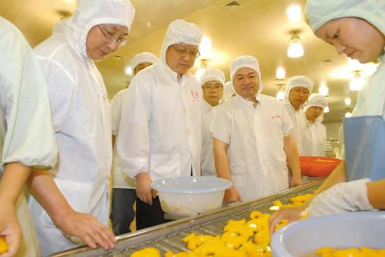 图为与会人员正在参观黄岩第二罐头食品厂. 韩坚 摄.