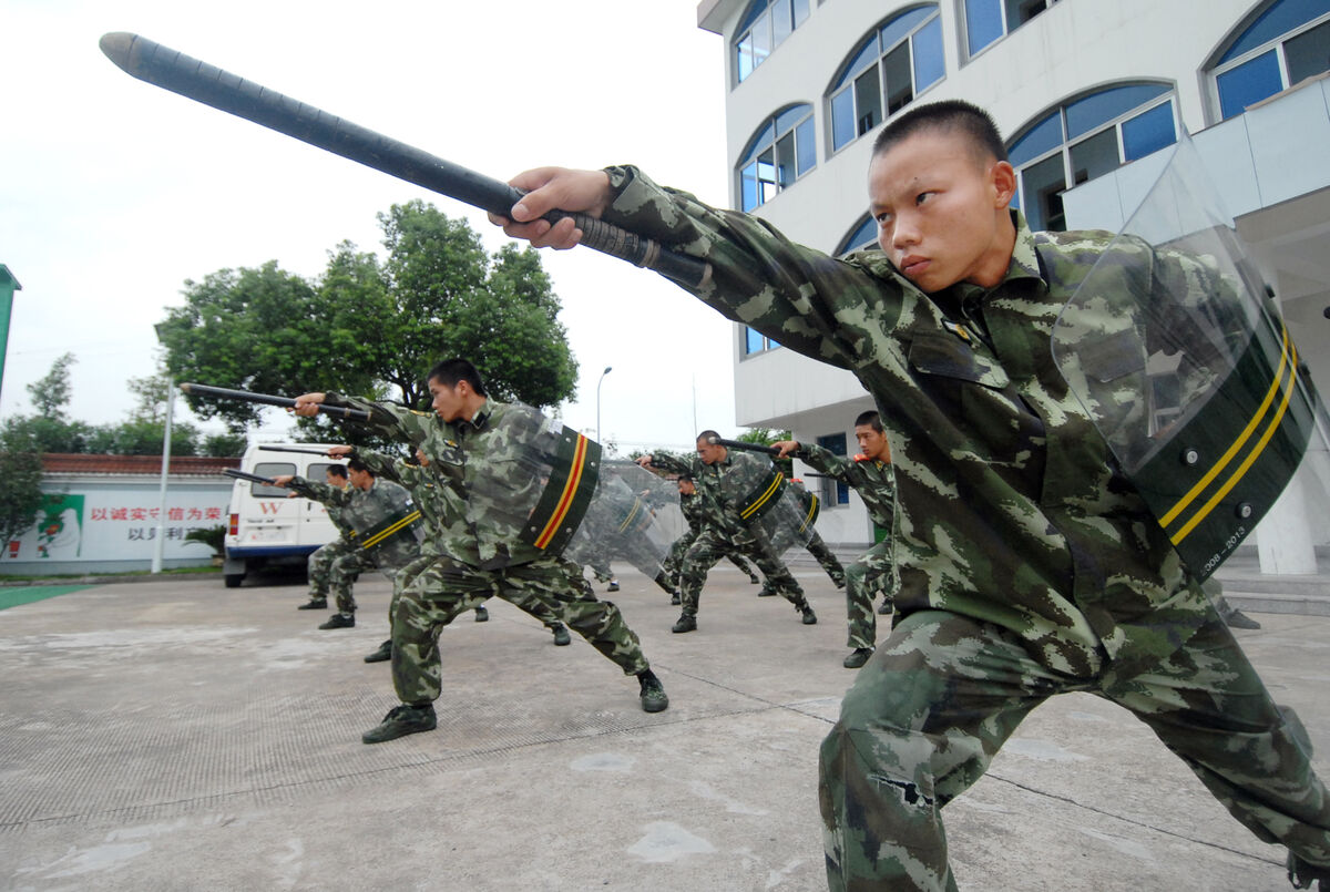 进行刺杀动作训练武警上虞市中队战士们正在进行警棍盾牌术动作训练