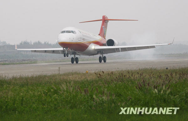9��12�գ�������ARJ21-700��֧�߷ɻ��ɹ���½��