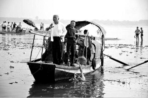 ���̹�˾�Ĵ��ϵ��󣬴�����ĳ(��ͷ�Ű�ɫ������)̸�ü�Ǯ��ʼ������ˮ��ѧ�������� ��