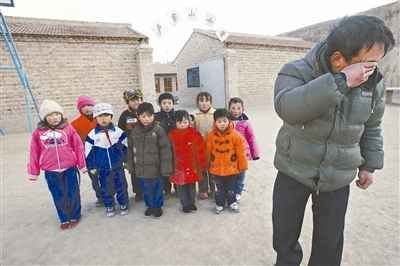 2009��12��22������9�㣬�պ�ΰ�����Լ�������һ�꼶10��ѧ����ȫ�Ҹ�ʱĨ�������ᡣ��˵����ÿ��ֻ����Сѧ���꼶ѧ����ҵ��ʱ��Ż���һ���࣬��������һ�κ��Լ�����Сѧһ�꼶���޺�Ӱ����