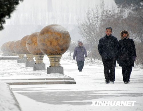 1��27�գ���λ��������ðѩ���С����գ��������Ӱ�죬����ʡ�󲿷ֵ��������˽�ѩ����������Ҳ������½�������ʡ����̨�����˵�·�����ɫԤ���źš��»�������뺣ɽ��