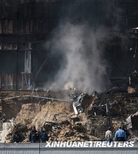 ����һ��С�ɻ�ײ¥���Ƿ���Ա������Ϊ