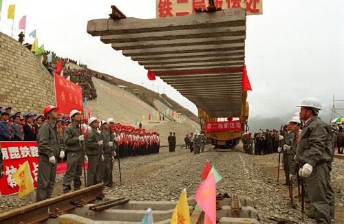 1997��3��18�գ�������·ȫ����ͨ��������·����������������������Խ�ᡢǭ����3ʡ����19�����У�ȫ��899���������·������λ�ڹ���ʡ����ؾ��ڵİ˶ɳ�վ�ӹ���������һ�����š��»��緢