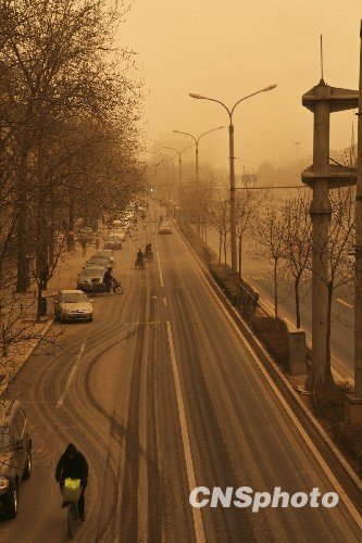 3月20日,北京遭遇今春首次高强度沙尘天气。受上游沙源地——内蒙古西部、陕西西北部等沙尘暴影响,出现大风扬尘天气。空气能见度较低,给交通出行造成不利影响。中新社发刘小丁摄