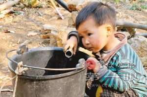 ����ʡ������֣�������Ѵ��������飬һ��С�к�����ˮ�ܶ���ˮͰ�ԣ�����ˮ�ܳ�ˮ�� �»���