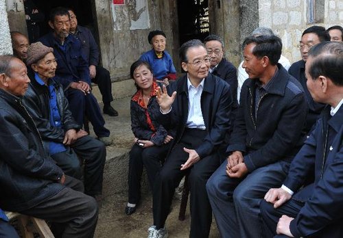 温家宝第3次赴西南考察旱情 与村民一道施肥