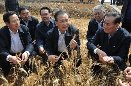 温家宝第3次赴西南考察旱情 与村民一道施肥