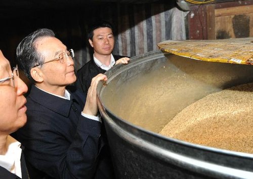 温家宝第3次赴西南考察旱情 与村民一道施肥