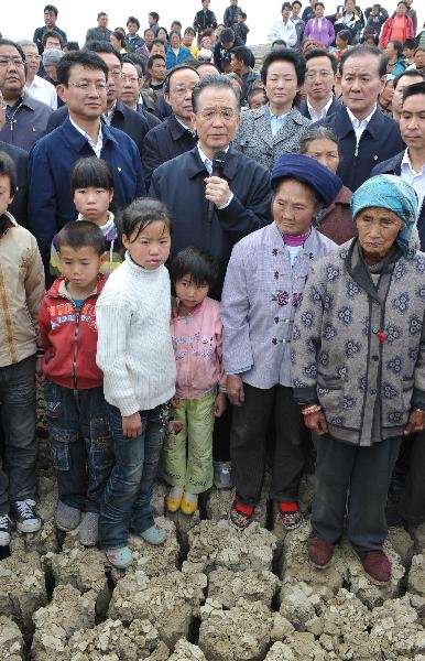 温家宝第3次赴西南考察旱情 与村民一道施肥
