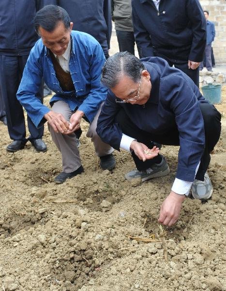 温家宝第3次赴西南考察旱情 与村民一道施肥