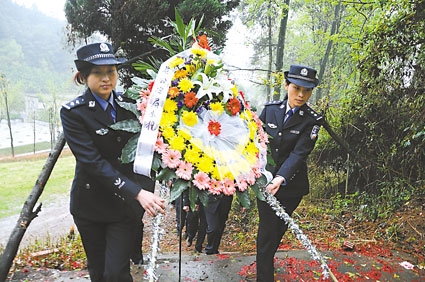 4月2日,县公安局组织民警前往英烈陵园,全国公安战线一级英模胡洪言