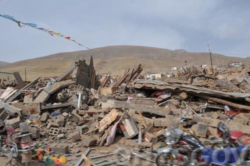 青海玉树地震已造成589人死亡10万灾民需安置