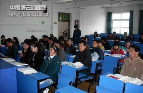 进城务工人员100高中到缙云电大参加"双证制"多人高中班成人教育培训.园王府学历图片