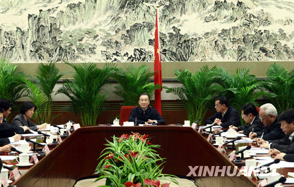 3月26日,国务院总理、国务院西部地区开发领导小组组长温家宝在北京主持召开国务院西部地区开发领导小组第二次全体会议,听取发展改革委关于2009年西部大开发进展情况和2010年工作安排的汇报,审议关于深入实施西部大开发战略的若干意见。