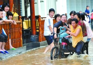 民政部:强降雨致南方6省256万人受灾(组图)
