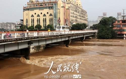 组图:30年一遇洪水 福州闽江水浑浊似“黄河”