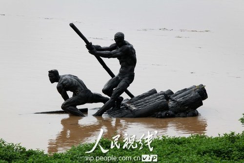 组图:30年一遇洪水 福州闽江水浑浊似“黄河”