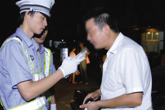 交警查酒驾 (三觉 摄)