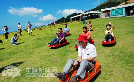 在滑草场放飞心情    下午,网友们马不停蹄地赶赴覆卮山高山滑草场