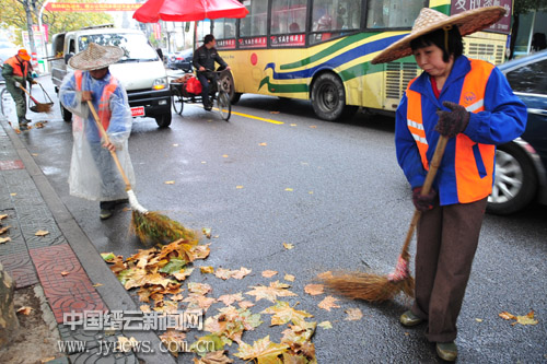 冷空气突袭 环卫工人忙(图)