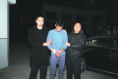 残杀司机后烧车焚尸警察30小时抓住凶犯