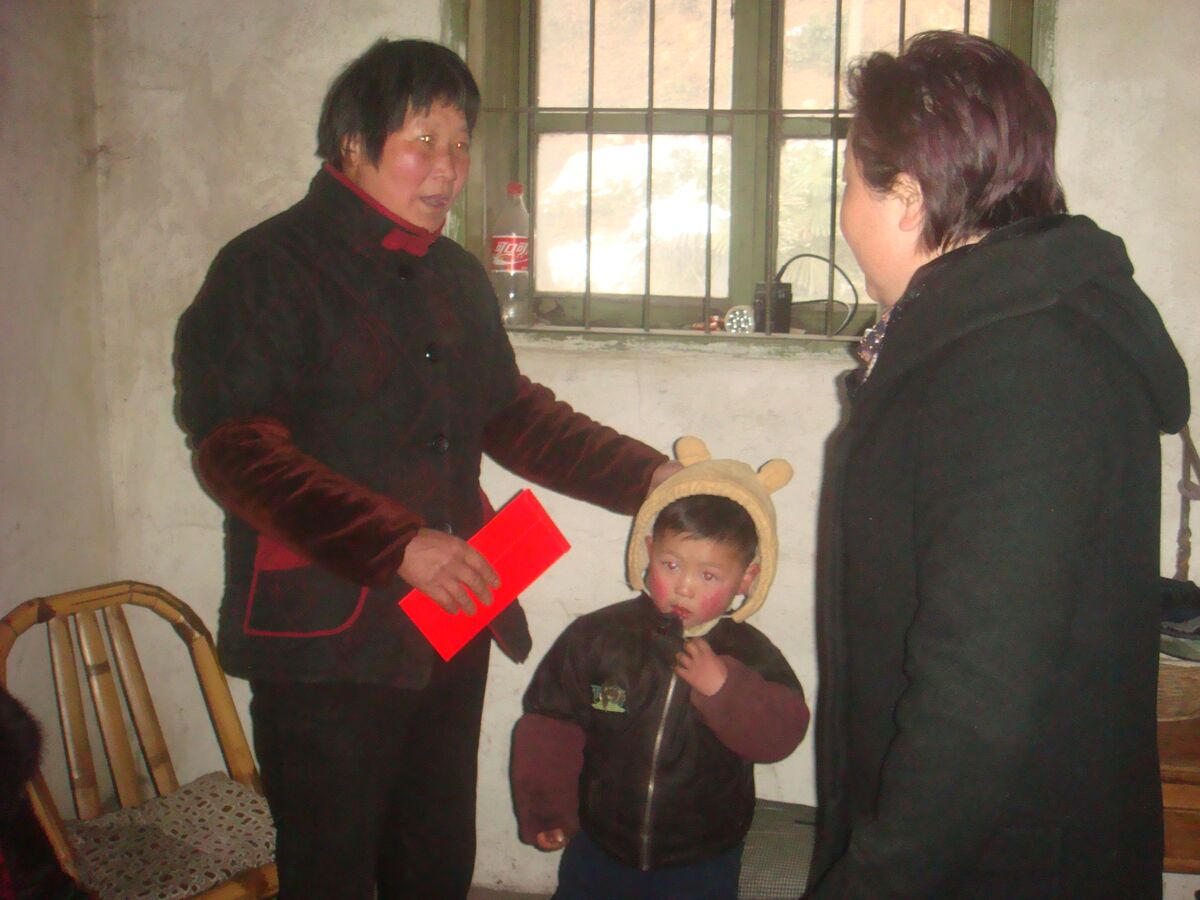 市妇联慰问山区困难妇女儿童