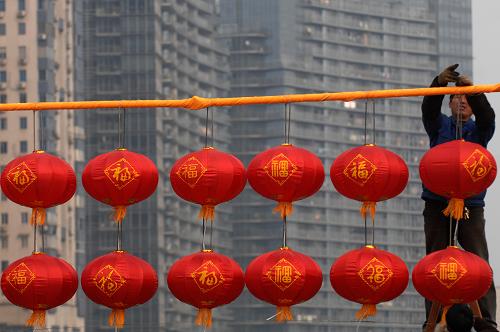 当日为农历正月初十,杭州各大广场提前进入元宵节灯会的布置和调试
