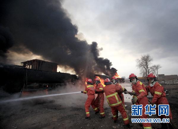 2月25日,在巴基斯坦白沙瓦,消防员在油罐车起火现场扑救.