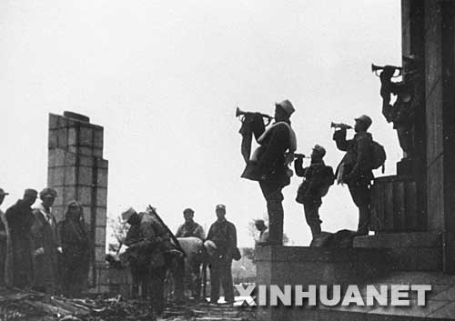辽沈、淮海、平津三大战役是指1948年9月至1949年1月,中国人民解放军同国民党军队进行的战略决战。 人民解放军经过两年的作战,1948年秋,敌我力量对比出现了有利于革命而不利于反革命的变化。中共中央军委制定了关于第三年的军事计划,决定在东北、华北、西北、华东等地发起攻势,进行几次大的战役,把战争引向国民党统治区。 三大战役共进行了142天,歼灭敌人173个师,是中国战争史上空前的,也是世界战争史上罕见的大决战。 三大战役的胜利,从根本上动摇了国民党反动统治的基础,确立了中国人民革命战争在全国胜利的局面。 1948年10月,人民解放军争取长春国民党军10万人起义与投诚,长春市和平解放。图为国民党军队缴械后,我军司号员吹响胜利的号角。 新华社发
