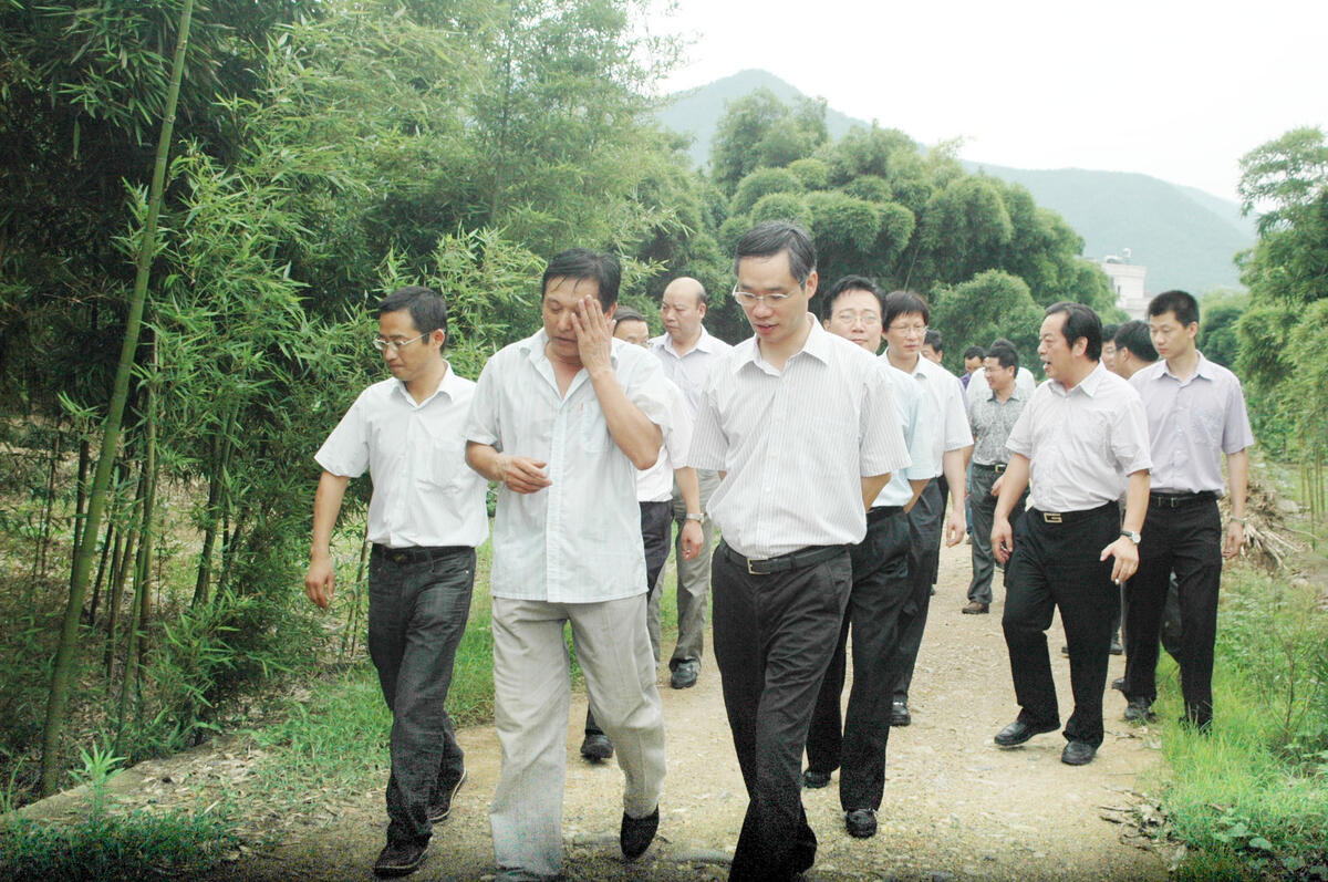 7月1日下午,市长阮建尧到崇仁镇坑口村无公害竹笋生产基地考察.