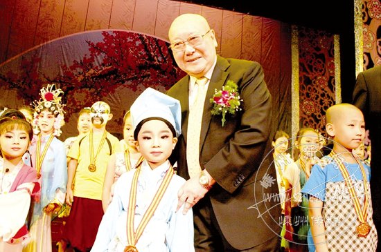 我市两少儿喜摘全国小梅花