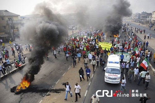 10�գ�������ȫ���Ĵ�չ����е��ڶ��죬�չ����ȼ�ϼ۸������Լ�����������Ϊ����ŭ�����������ݳ�Ʒ�̵꼯�������ȼ���������һ����ǽ·�ϡ�