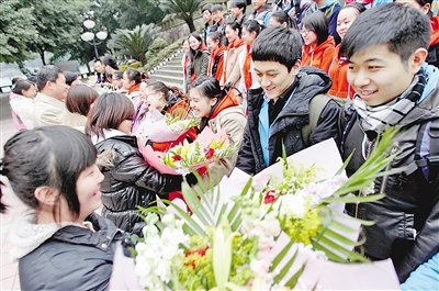 ���գ��Ĵ�����ѧԺ�����������������Ӹ����Ļ����������������ܵ���Уʦ�����һ�ӭ�� ���� ¬Խ ��