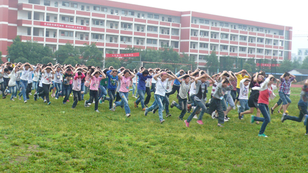 5月8日下午4点15分许,嵊州爱德外国语学校的学生们像往常一样在教室里