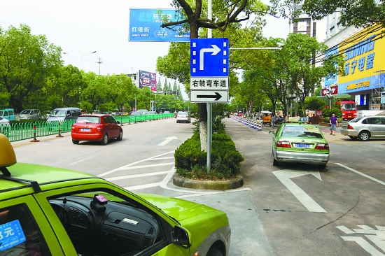 有直行左转和右转车道,但是我在左转车道在,在左转箭头灯绿灯时